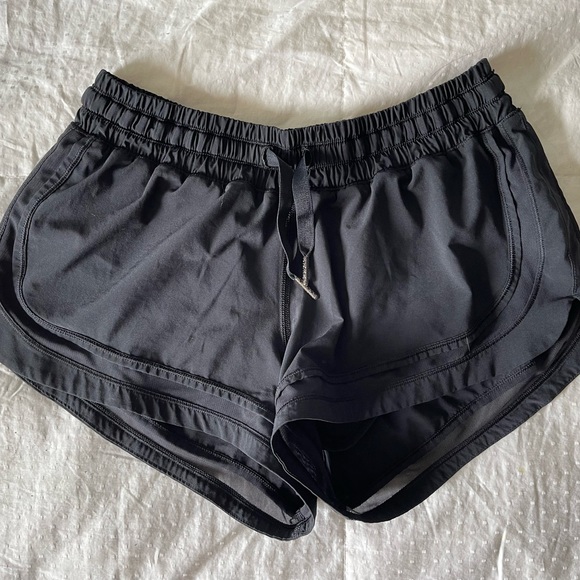 Lululemon hotty hot shorts 2.5” size 8 - Picture 1 of 4